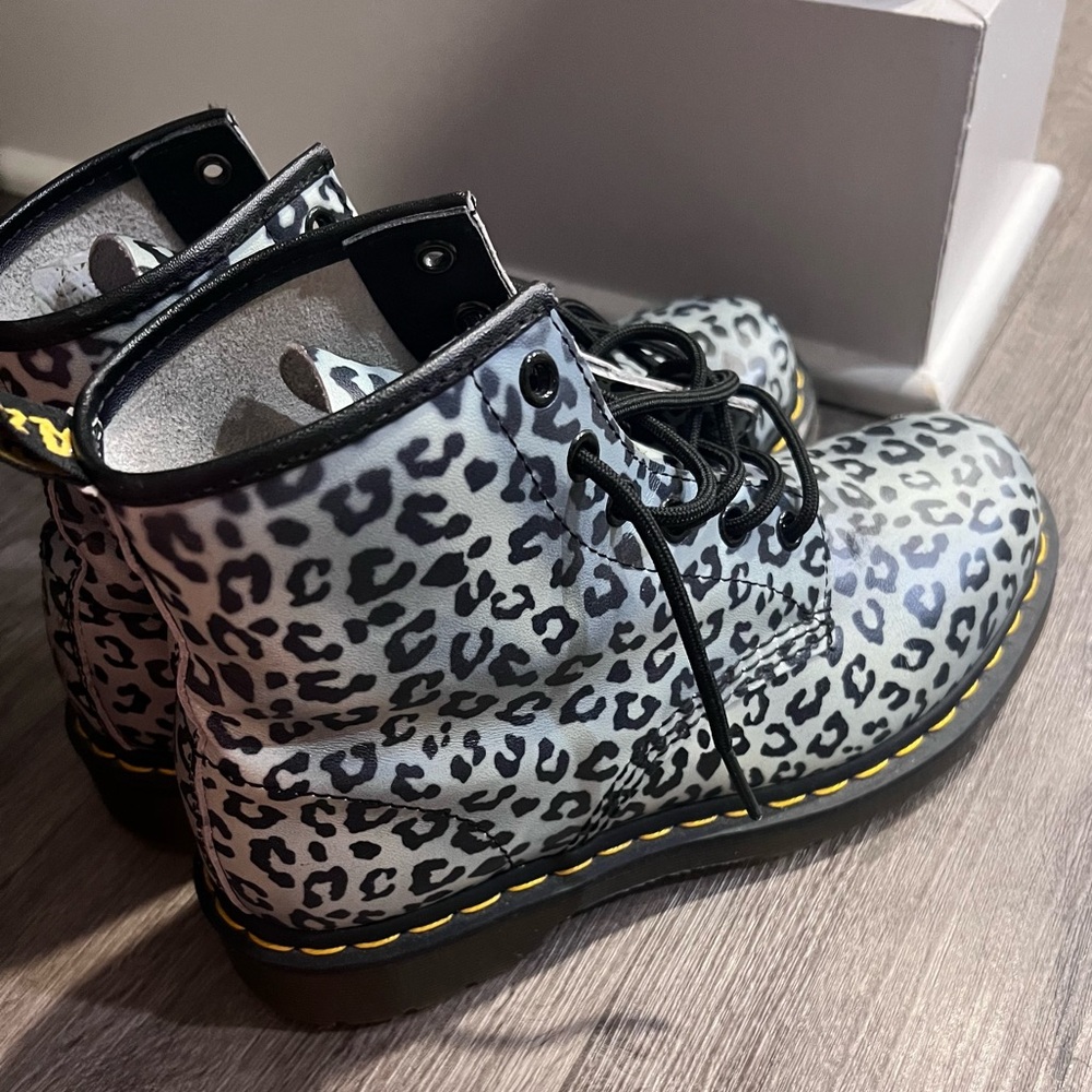In great condition. Look new. Very comfortable. Waterproof Boots and fun pattern